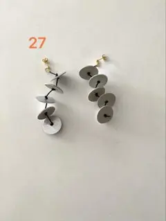 ピアス20 mallow ino オフホワイトのボタンとシルバー系 - メルカリ