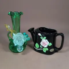 琉球ガラス花瓶と薔薇が描かれた小さなじょうろ