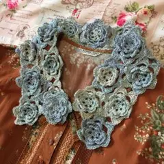 手編みモチーフ編みの付け襟グラデーションミニマフラー、ブローチ付き