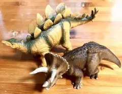 恐竜フィギュア２種(ステゴサウルス＆トリケラトプス)