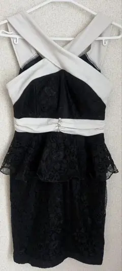 クロスストラップ ペプラムドレス 黒と白