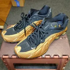 Nike Shox R4 ナイキ ゴールド　ブラック