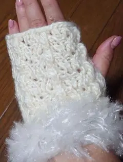 【手編み】模様入　ゆびなし手袋　バールとフリンジ付き　ハンドウォーマー