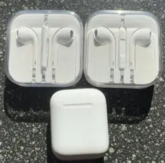 Apple AirPods（ジャンク品）と2種のラインイヤホンです。