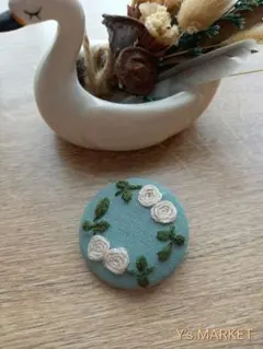 ハンドメイド　刺繍ブローチ　白薔薇