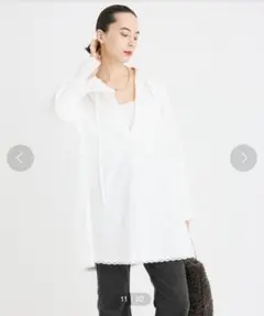 新品タグ付き　BABYLONE チュニックレースブラウスのサムネイル