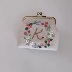 がま口ポーチ手刺繍　イニシャルK