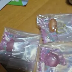 ピンクのアクリルキャラクターキーホルダー3個セット