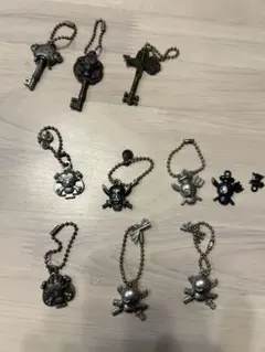 ワンピース海賊旗メタルキーホルダー新世界編3点セット - メルカリ
