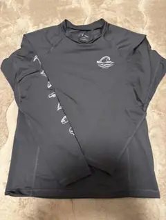 波のロゴ付きダークグレーラッシュガード Lサイズ　子供