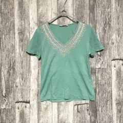 ローラアシュレイ　M VネックTシャツ 刺繍　トップスのサムネイル