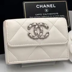 CHANEL 19 スモールフラップウォレット マトラッセ　ホワイト　折り財布