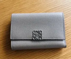 極美品❣️LOEWE（ロエベ）アナグラム トライフォールド ３つ折財布のサムネイル