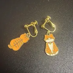 オレンジ色の猫デザインイヤリング