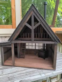 みーたん様専用ページ　昔の欧米の小屋ロフト付　ドールハウス