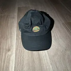 黒の刺繍ロゴ付きキャップ