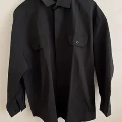 黒いボタン付きシャツ　ナイロン素材