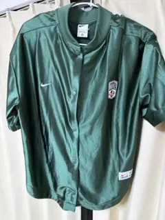 Nike グリーン ボタン付きシャツ