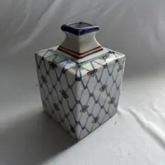 青花柄の四角い陶器花瓶 - メルカリ