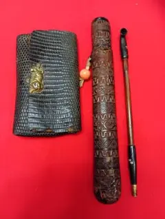 【⁠時代物】提げ煙草入れ 前金具 伏せ虎 虎彫金 裏座細密彫刻 煙草金具 縁起物 時代物】提げ煙草入れ 前金具 伏せ虎 虎彫金 裏座細密彫刻 煙草金具
