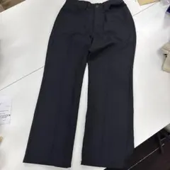 黒のストレートレッグスラックス