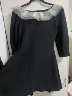 フリル付きオフショルダー ブラックワンピース