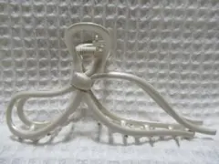 オフホワイト色メタル系　リボン型バンスクリップ