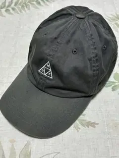 HUF トライアングル刺繍ロゴ スナップバックキャップ　グレー