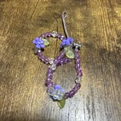 紫色の花飾り付き携帯ストラップ