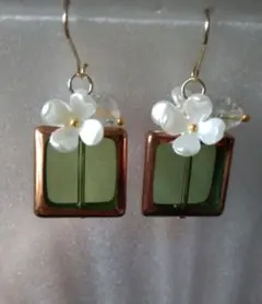 緑スクエアピアス　花ピアス　ハンドメイドピアス　緑ピアス　四角ピアス　他形可能