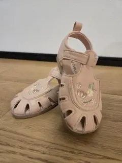 刺繍入りピンクベビーサンダル