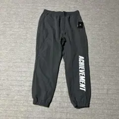 ACHIEVEMENTプリント グレーパンツ