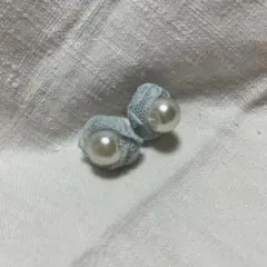 グレーのレースパールピアス
