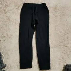 黒のスリムフィット長ズボン