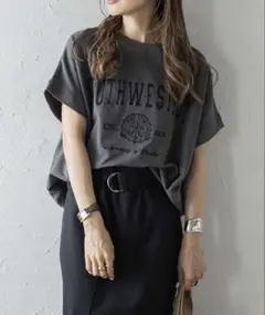 【新品】BONJOUR SAGAN カレッジ刺繍ピグメントスウェットTシャツ Bのサムネイル