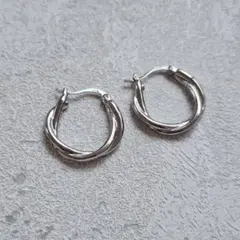 軽量 シルバー ツイストフープピアス 揺れる フープ リング 金属アレルギー対応