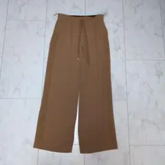 ヌメロヴェントゥーノ　ベージュ ワイドパンツ ゴムウエストのサムネイル