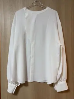 ☆新品☆troisトロワ バックボタンデザイン 長袖ブラウス ホワイト 