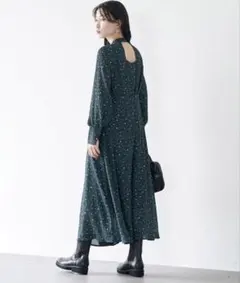 新品タグ☆ロングワンピース☆バックシャン☆ヴィンテージフラワー☆earth m＆