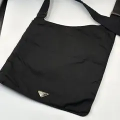 PRADAナイロンショルダーバッグ 黒三角ロゴ斜め掛けイタリア製サコッシュタイプ