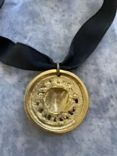 ベルサーチメデューサデザインの金色メダルペンダント(チョーカータイプ)