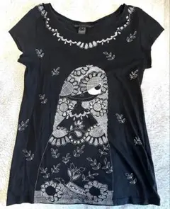 MARC BY MARC JACOBS ガールプリントブラックTシャツ Sサイズのサムネイル