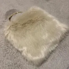 バースデーバッシュ　クリーム色ファーショルダーバッグ