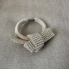 acca ストーン付きベージュヘアゴム