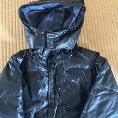 黒いフード付きロングダウンコート