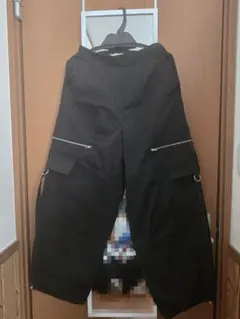 黒 カーゴパンツ