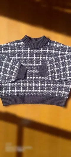 黒と白のチェック柄クロップドニットセーター