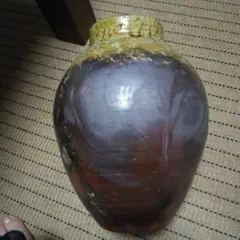 陶器製のブラウンとゴールドの花瓶