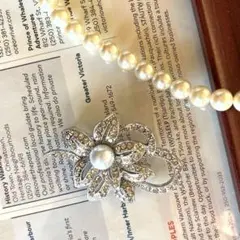 パールとクリスタルの花モチーフブローチ