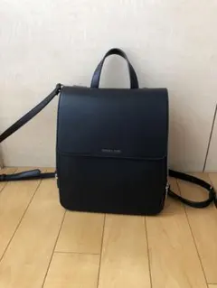 チャールズアンドキース　フロントフラップ ストラクチャーバックパック CHARLES & KEITH フロントフラップ ストラクチャーバックパック